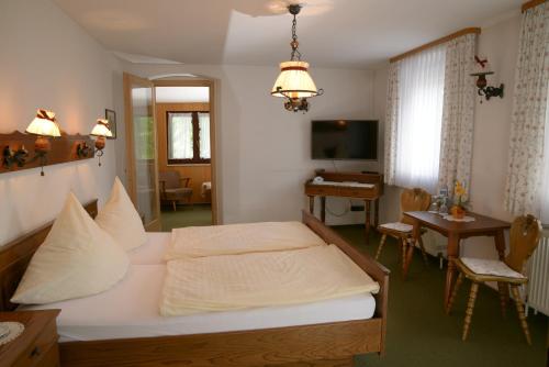 特雷加斯特弗里德里希兰德盖斯特霍夫酒店的酒店客房 - 带一张床和用餐室