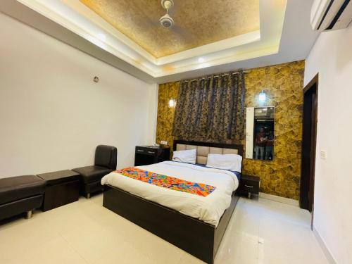 阿格拉Hotel Taj Star by Urban stay的一间卧室配有一张床、一张桌子和一把椅子