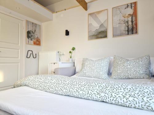 斯德哥尔摩La Petite bohéme with free parking的卧室配有带枕头的大型白色床