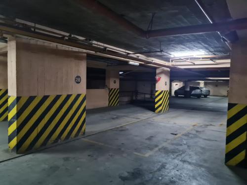 圣米格尔·德·图库玛Departamento completo 1D en Barrio Sur con cochera privada的一个空的停车场,有黄色和黑色条纹