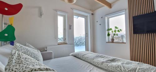 斯德哥尔摩La Petite bohéme with free parking的一间卧室设有一张床和两个窗户。