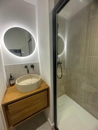 韦尔图La Casa Samat的一间带水槽和镜子的浴室