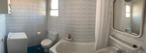 拉奥罗塔瓦Casa Laura的白色的浴室设有卫生间和水槽。