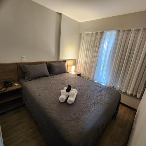 里约热内卢Flat Premiere的一间卧室配有一张床,上面有两条毛巾