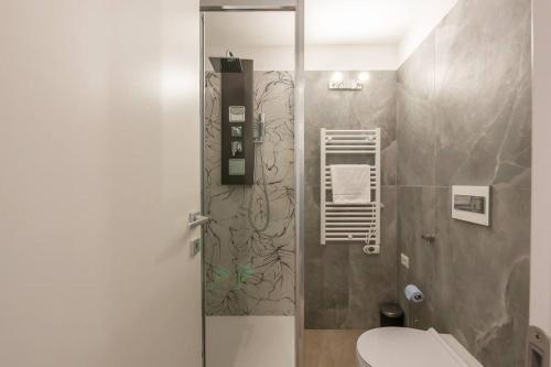Piatta[IHost Luxury Flat Bormio] - Centrale 69的带淋浴和卫生间的浴室。