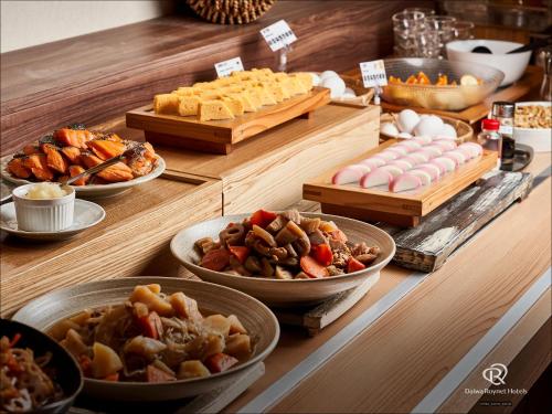 筑波筑波大和鲁内酒店的自助餐,餐桌上供应不同类型的食物