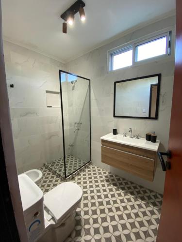 拉巴斯Monoambiente La Paz的带淋浴、卫生间和盥洗盆的浴室