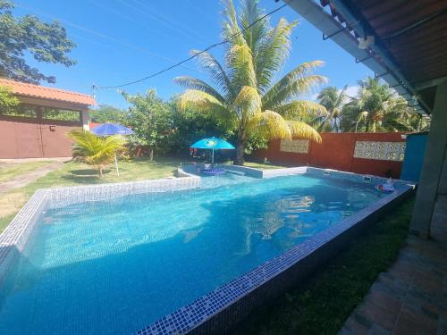 San Pedro MasahuatCasa para descanso familiar的棕榈树庭院中的游泳池
