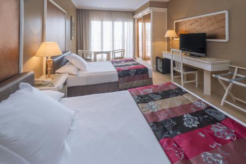 坎布里尔斯麦斯哥路酒店的酒店客房设有两张床和电视。