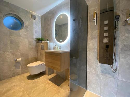 彭里斯Lake District cottage in 1 acre gardens off M6的一间带卫生间、水槽和镜子的浴室