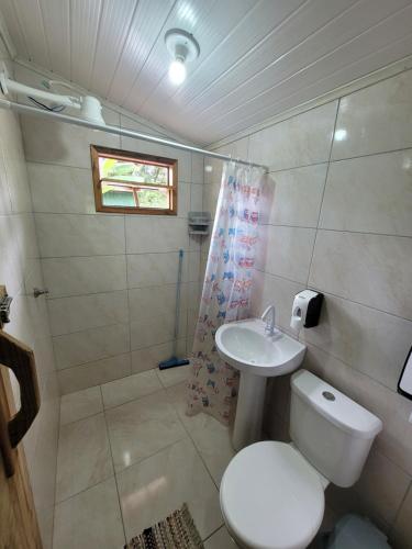 蜜岛克洛铎露营旅馆的一间带卫生间和水槽的浴室