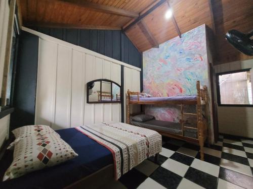 蜜岛克洛铎露营旅馆的一间卧室设有一张双层床和一张可调节的地板。