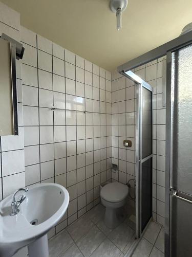 瓜拉派瑞Residencial Copacabana的一间带卫生间和水槽的浴室