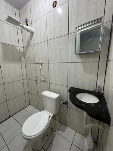 帕尔马斯Flat Davisis 4 - Rodoviária Faculdades e Aeroporto的一间带卫生间和水槽的浴室