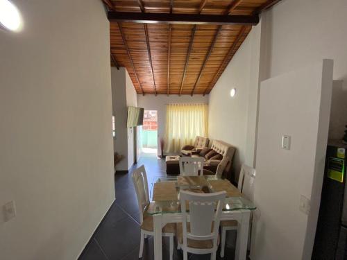 圣希尔Hermoso Apartamento en San Gil的客厅配有桌椅和沙发