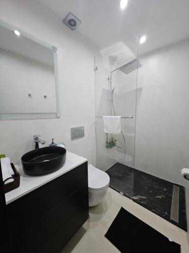 马查拉Urbanizacion privada "El Sol", Villa K2的一间带黑色水槽和卫生间的浴室