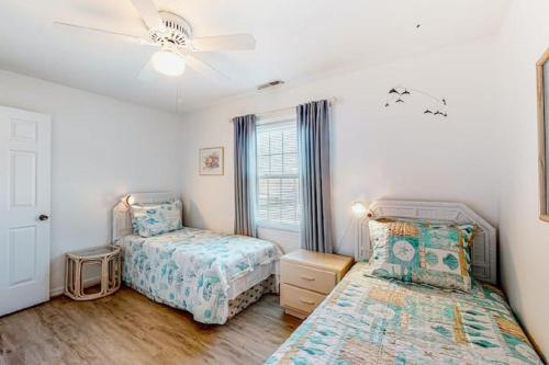 大洋城Ocean City Townhome by Beach Bayside的一间卧室设有两张床和窗户。