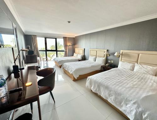 塔穆宁皇家奥彻德关姆酒店的酒店客房配有两张床和一张书桌