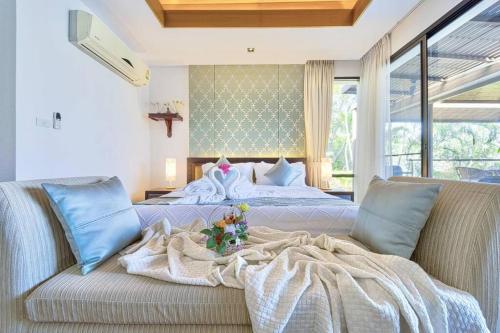 Ban Bo Kaeo3 Bed Luxury Bali Style Villa Close To Beach PR6的一间卧室配有一张床和一张带毯子的沙发