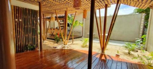 邦劳因托伊旅舍的客厅铺有木地板,配有遮阳伞。