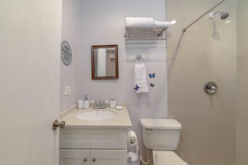 BuckleysCozy Corner (Mercy's Place)的白色的浴室设有卫生间和水槽。