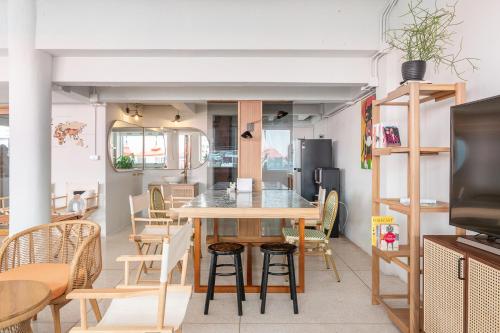 曼谷Unplugged @ Bangrak的厨房以及带桌椅的用餐室。