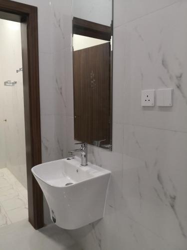 麦地那شقق جادة قباء的白色的浴室设有水槽和镜子