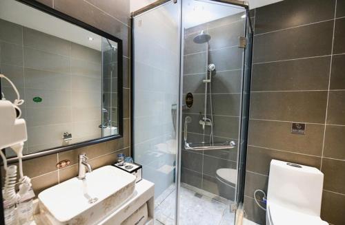 郑州郑州高新区总部企业基地兰欧尚品酒店的带淋浴、卫生间和盥洗盆的浴室