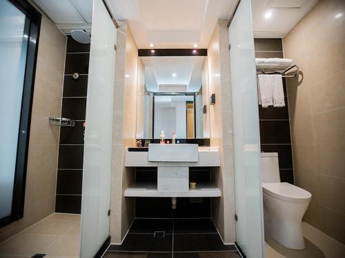 黄石黄石黄石港区摩尔城兰欧尚品酒店的一间带水槽和卫生间的浴室