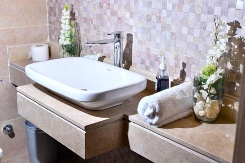 Kafr Abū ʼumaydahشقه فندقية للايجار الترا مودرن的台面上带白色水槽的浴室