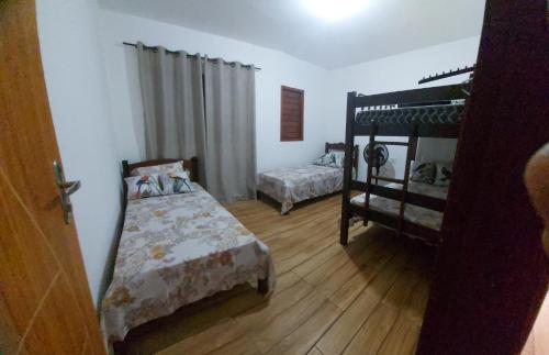 南蒂包Lugar tranquilo e aconchegante的一间卧室配有两张床和一张双层床。