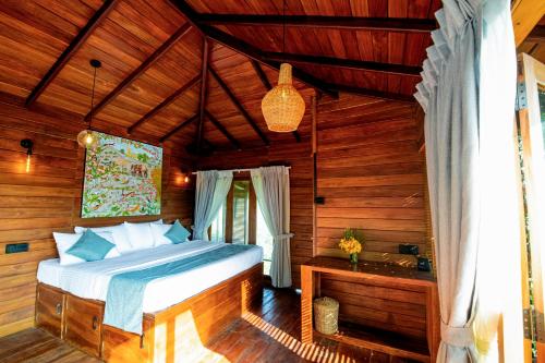 马特莱Heavens Acres Lodge的木制客房内的一间卧室,配有一张床