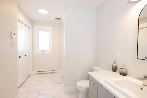 蒙克顿Luxury Room in a House.的白色的浴室设有卫生间和水槽。