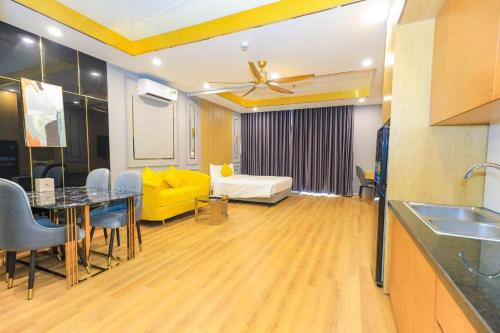 归仁TMS Quy Nhơn - Lee Xinh的客厅配有桌子和黄色沙发
