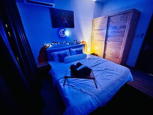 振林山SeasideSerenity#Forest City的一间卧室配有一张蓝色的灯光床