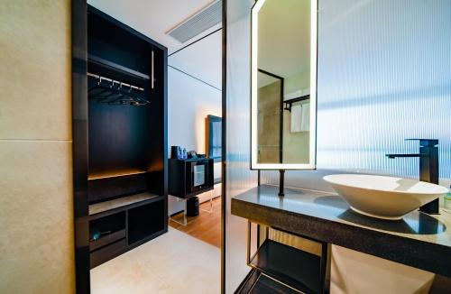 深圳蓬客精品酒店（深圳罗湖宝能中心笋岗地铁站店）的一间带水槽和镜子的浴室