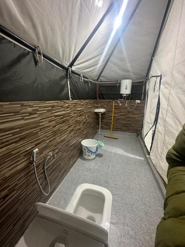 SariSari Highlands的帐篷内带卫生间的浴室