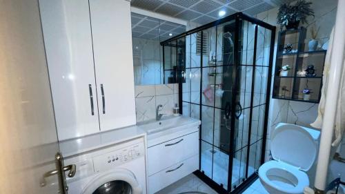 YenimahalleKonuk evi的一间带洗衣机和淋浴的浴室