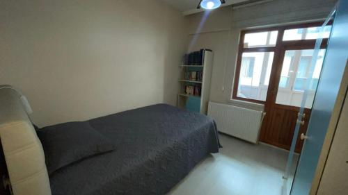 YenimahalleKonuk evi的一间小卧室,配有床和窗户