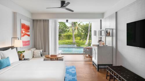 曾蒙海滩Kimpton Kitalay Samui, an IHG Hotel的一间卧室设有一张床,客厅设有游泳池