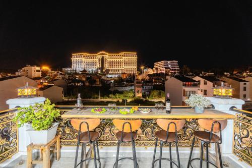 大叻Nhat Minh Hotel Dalat的市景阳台桌子