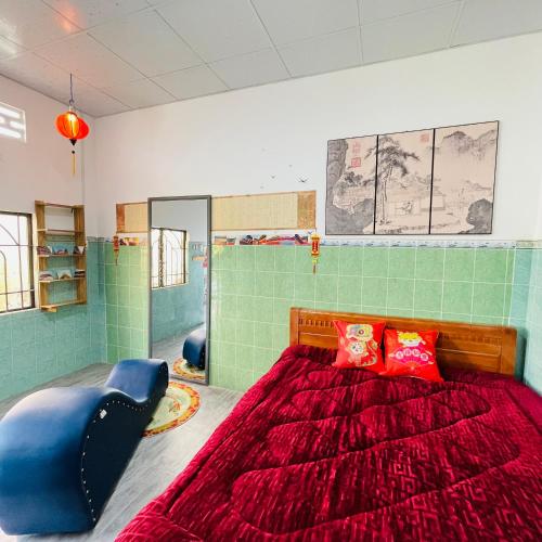 朱笃Nhà nghỉ Bảo Trâm的一间卧室配有一张大床和红色的被子