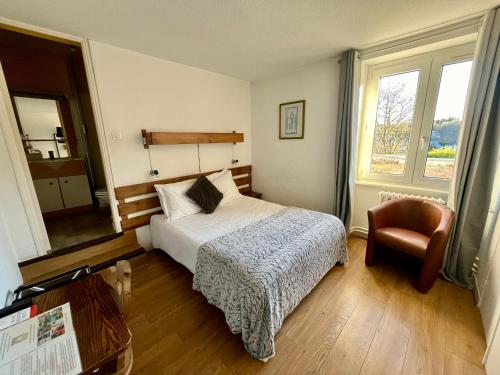 贝斯和圣阿纳斯泰斯勒克罗餐厅酒店的卧室配有床、椅子和窗户。