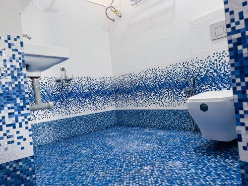 那格浦尔Twin Room的蓝色和白色的浴室设有水槽和卫生间