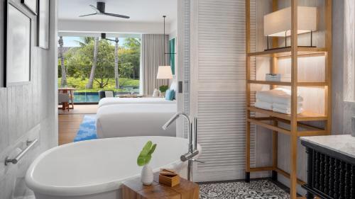 曾蒙海滩Kimpton Kitalay Samui, an IHG Hotel的一间带两张床、一个水槽和浴缸的浴室