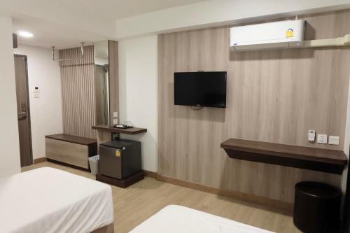 彭世洛友通酒店的一间酒店客房,配有一张床和一台墙上的电视
