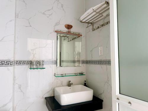 Ấp Mỹ ÐôngCao Lanh Hotel的白色的浴室设有水槽和镜子