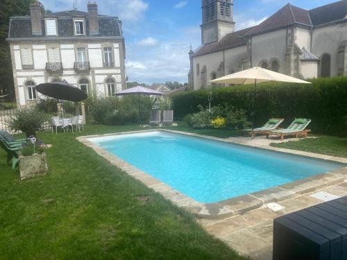 Monthureux-le-SecLE CHATEAU DE MONTHUREUX LE SEC的一座房子的院子内的游泳池