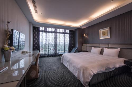 嘉义市香湖大饭店 的酒店客房设有床和窗户。