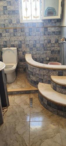 Chott MeriemDar Souade的浴室配有卫生间、浴缸和水槽。